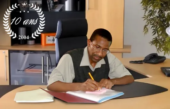 Lhabib Tabaght à son bureau, photographie d’archive